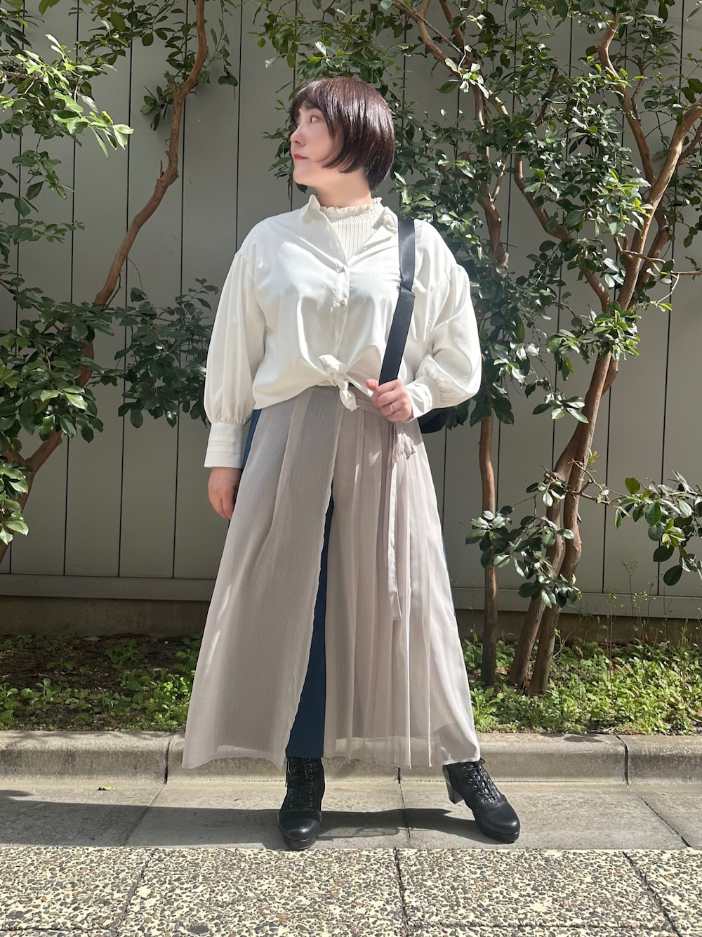 「きれいめカジュアル、学校行事、春色、axes femme、キレイめカジュアル、オトナカジュアル、オフィスカジュアル、パンツコーデ、ゆるシルエット」｜「axes femmeの袖デザインとろみロングブラウス（シャツ/ブラウス、ホワイト系）」を使った、ジョーさん（レディース・161cm）の春コーディネートの1枚目の写真