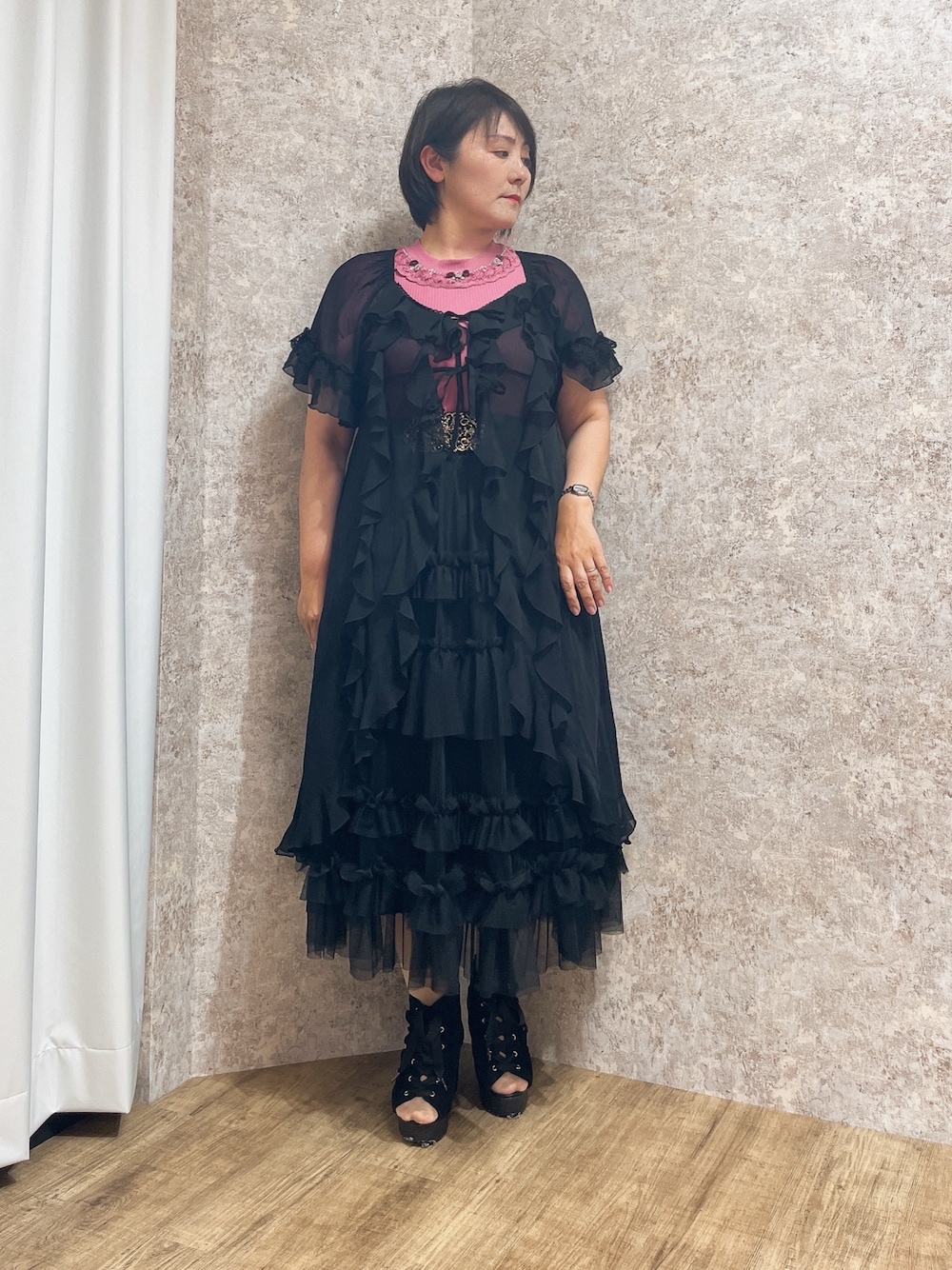 「薔薇刺繍、薔薇、レイヤードスタイル、夏コーデ、axes femme、夏服、オトナ女子、ブラック、レイヤード」｜「axes femmeのレースアップブーサン（サンダル、ブラック系）」を使った、ジョーさん（レディース・161cm）の夏コーディネートの1枚目の写真