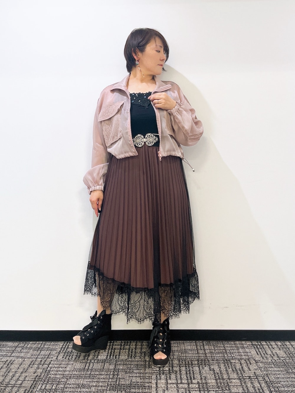 「最近のいい感じコーデ、大人カジュアル、春夏コーデ、シンプルコーデ、お出かけコーデ、axes femme、おでかけコーデ、オトナカジュアル、大人ファッション、大人かわいい、おしゃれさんと繋がりたい」｜「axes femmeのレースアップブーサン（サンダル、ブラック系）」を使った、ジョーさん（レディース・161cm）の春コーディネートの1枚目の写真