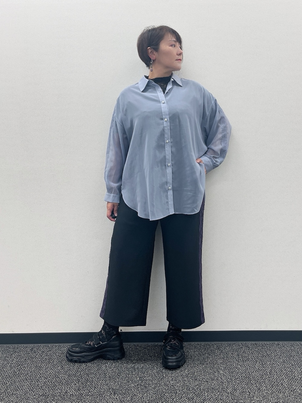 「ラメシアー、ラメシアートップス、axes femme、おでかけコーデ、キレイめカジュアル、オトナ女子、シンプルスタイル、オトナカジュアル、ゆるコーデ、ラフコーデ、夏コーデ、おしゃれさんと繋がりたい、今から使える秋の先取りコーデ、パンツコーデ、秋服」｜「axes femmeのサイドレースラインパンツ（その他パンツ、ブラック系）」を使った、ジョーさん（レディース・161cm）の夏コーディネートの1枚目の写真