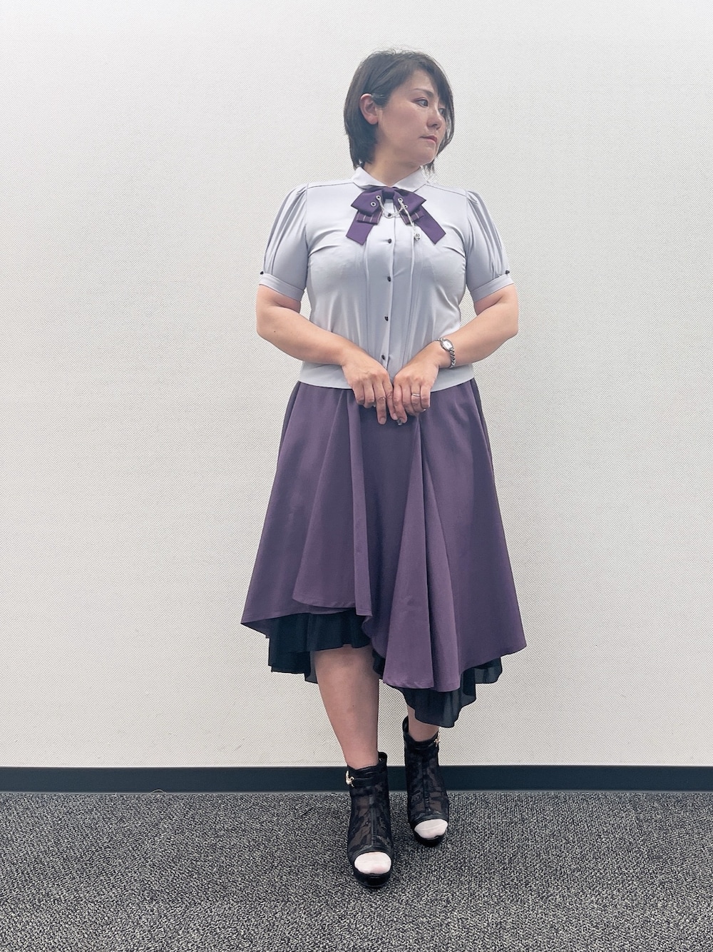 「クラシカル、パープル、パープルコーデ、夏ルックで気分アップ、axes femme、夏コーデ、お出かけコーデ、夏物、シャツ/ブラウス、ブラウスコーデ、スカートスタイル、夏服コーデ」｜「axes femmeのオープントゥレースブーツ（ブーツ、ブラック系）」を使った、ジョーさん（レディース・161cm）の夏コーディネートの1枚目の写真