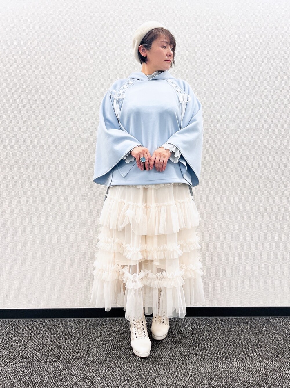 「axes femme、大人かわいい、春服、ラクチンコーデ、春、休日スタイル、オトナカワイイ、ママファッション、お洒落さんとつながりたい、ゆったり、ゆったりシルエット、ふわふわ、ふわふわスカート、ぼうしかぶってみた、40代ファッション」｜「axes femmeの２ＷＡＹラメリブプルオーバー（Tシャツ/カットソー、ホワイト系）」を使った、ジョーさん（レディース・161cm）の冬コーディネートの1枚目の写真