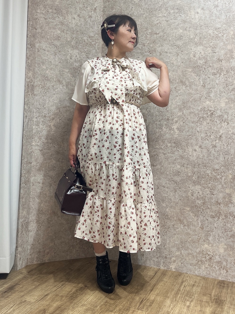 「小花柄、小花柄ワンピース、小花柄ブラウス、axes femme、大人フェミニン、ワンピースコーデ、ワンピーススタイル、きれいめコーディネート」｜「axes femmeの吸水速乾チュールレースタンク（タンクトップ、ホワイト系）」を使った、ジョーさん（レディース・161cm）の夏コーディネートの1枚目の写真