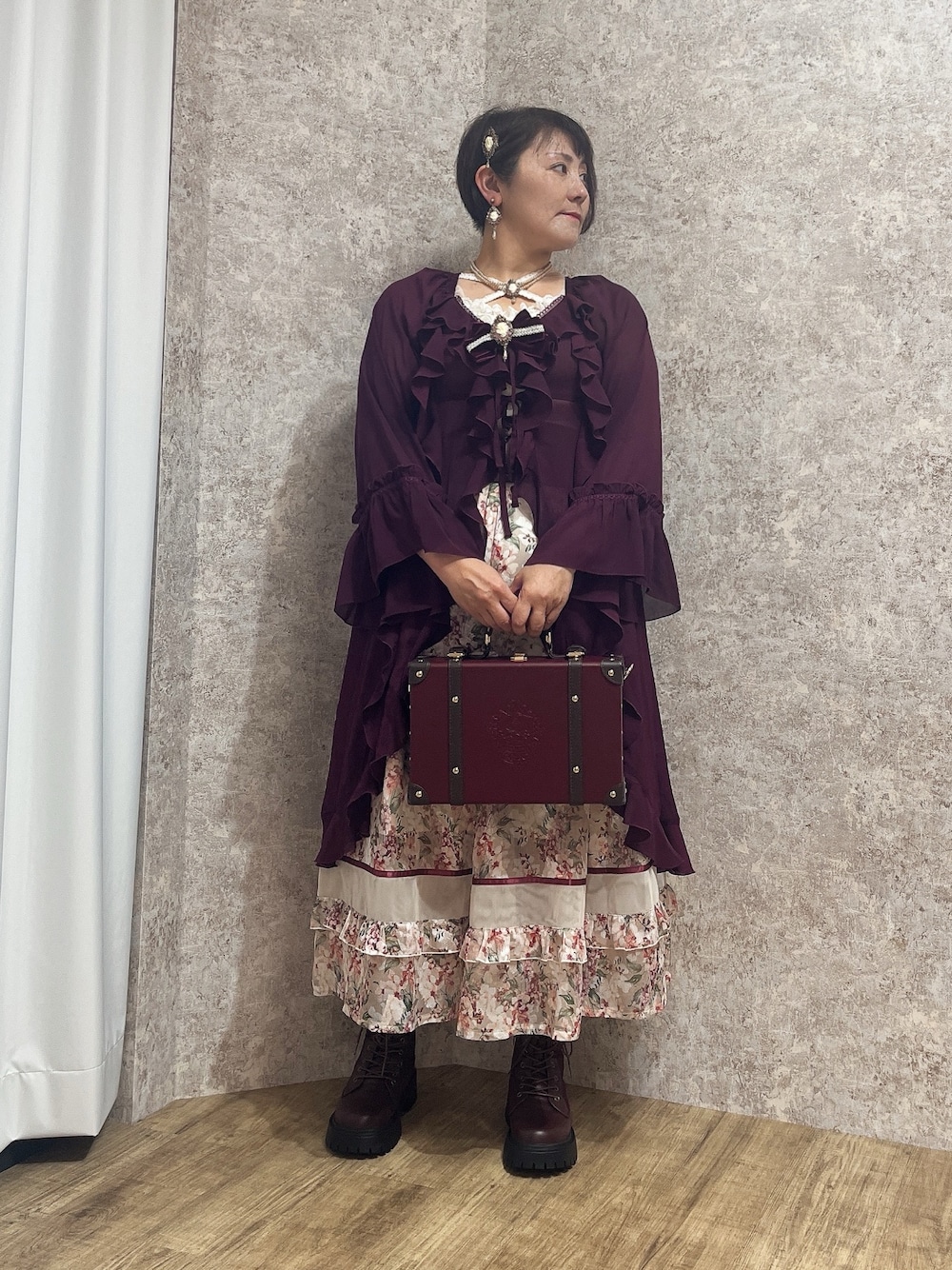 「エレガント、秋、秋コーデ、秋服準備はじめました、ワインカラー、ワイン色、ノースリーブ、axes femme、秋のコーデ、きれいめコーディネート」｜「axes femmeのフラワープリントＳＫ（スカート、ベージュ系）」を使った、ジョーさん（レディース・161cm）の夏コーディネートの1枚目の写真