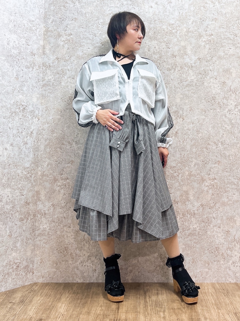 「休日スタイル、axes femme、モード、シアー、スカートスタイル、スカート、シャツ巻きスタイル、シャツ巻き風スカート」｜「axes femmeのストラップレーストップス（Tシャツ/カットソー、ブラック系）」を使った、ジョーさん（レディース・161cm）の春コーディネートの1枚目の写真