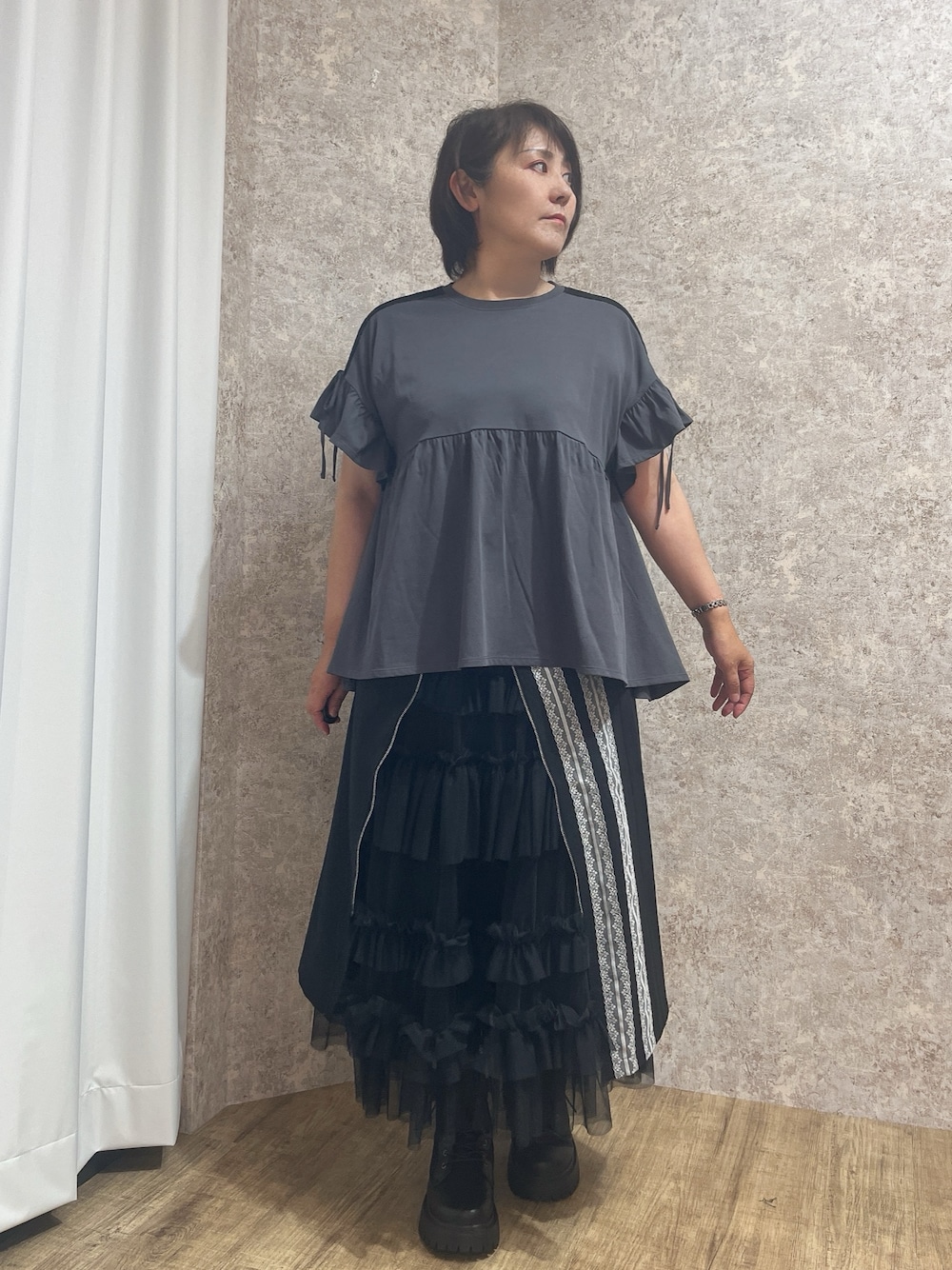 「夏ルックで気分アップ、axes femme、夏コーデ、大人カジュアルコーデ、カジュアルスタイル、オトナ女子、着回しコーデ、おしゃれさんと繋がりたい、スカート、Tシャツ」｜「axes femmeのフリルチュールティアードスカート（スカート、ブラック系）」を使った、ジョーさん（レディース・161cm）の夏コーディネートの1枚目の写真