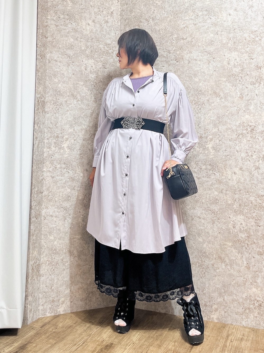 「お出かけコーデ、axes femme、おしゃれさんと繋がりたい、キレイめカジュアル、オトナカジュアル、おでかけコーデ、ワンピーススタイル、ロングシャツ、ロングシャツワンピ、ロングシャツコーデ」｜「axes femmeのレースアップブーサン（サンダル、ブラック系）」を使った、ジョーさん（レディース・161cm）の春コーディネートの1枚目の写真