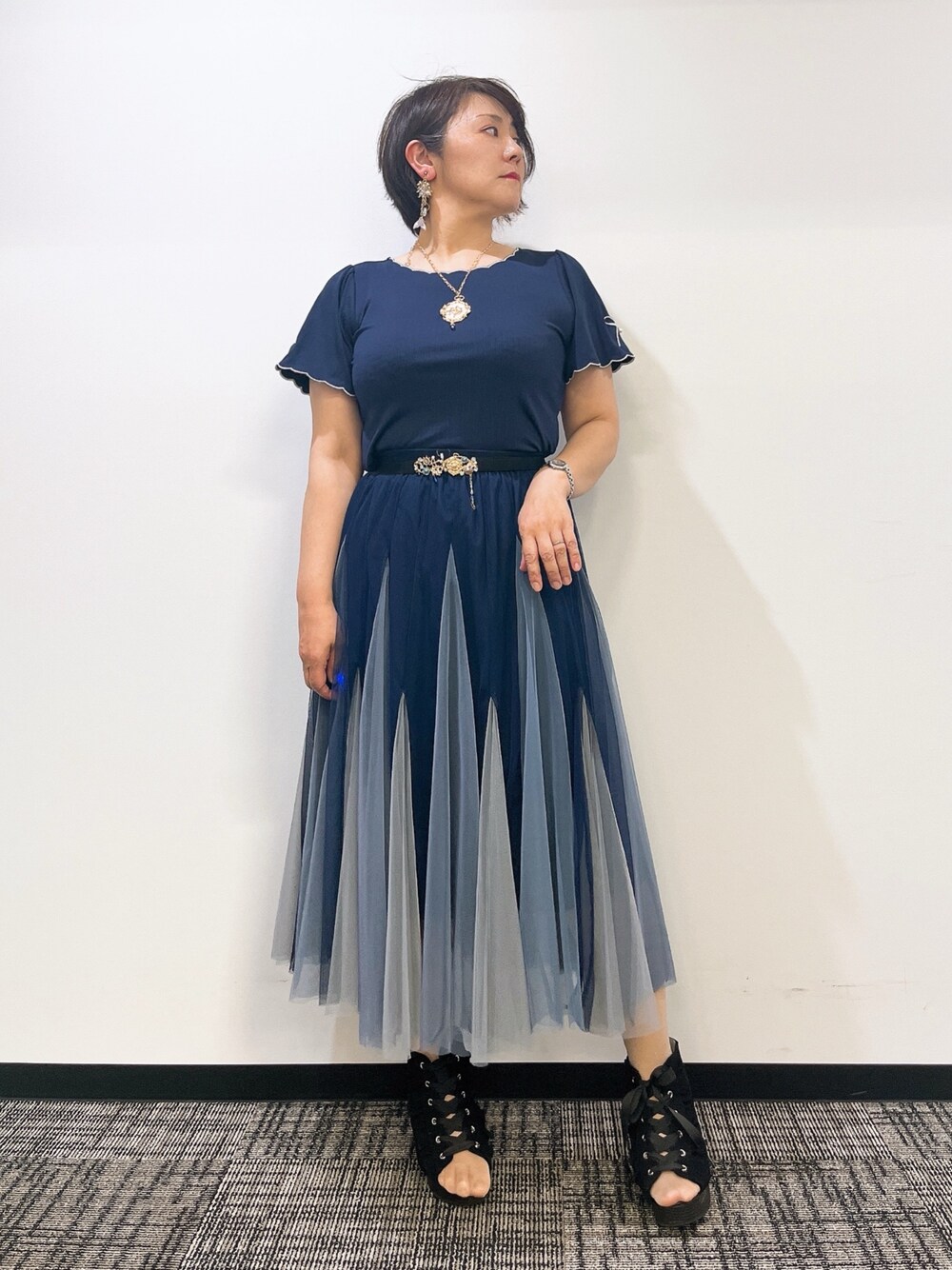 「シンプルコーデ、お出かけコーデ、axes femme、大人ファッション、おしゃれさんと繋がりたい、夏、夏服、大人コーデ、ふんわり、ふんわりスカート、チュールスカート、リボン刺繍」｜「axes femmeの海底の羅針盤ネックレス（ネックレス、ゴールド系）」を使った、ジョーさん（レディース・161cm）の春コーディネートの1枚目の写真
