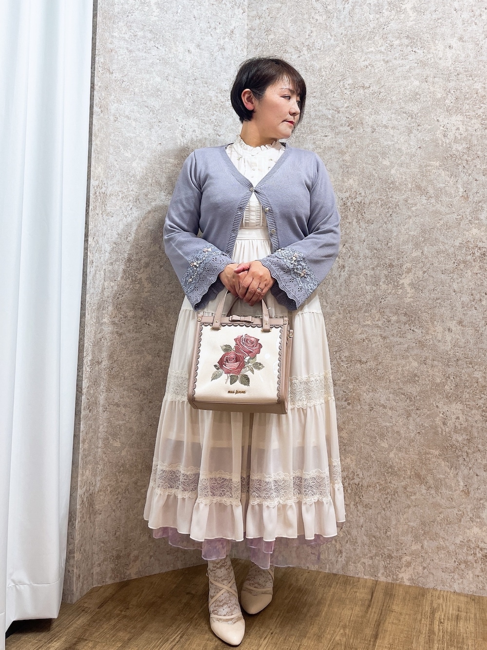 「axes femme、春服、休日スタイル、キレイめ、春、春服コーデ、ワンピース、エレガント、デートコーデ」｜「axes femmeの刺繍チュール使いケープワンピース（ワンピース、ホワイト系）」を使った、ジョーさん（レディース・161cm）の冬コーディネートの1枚目の写真