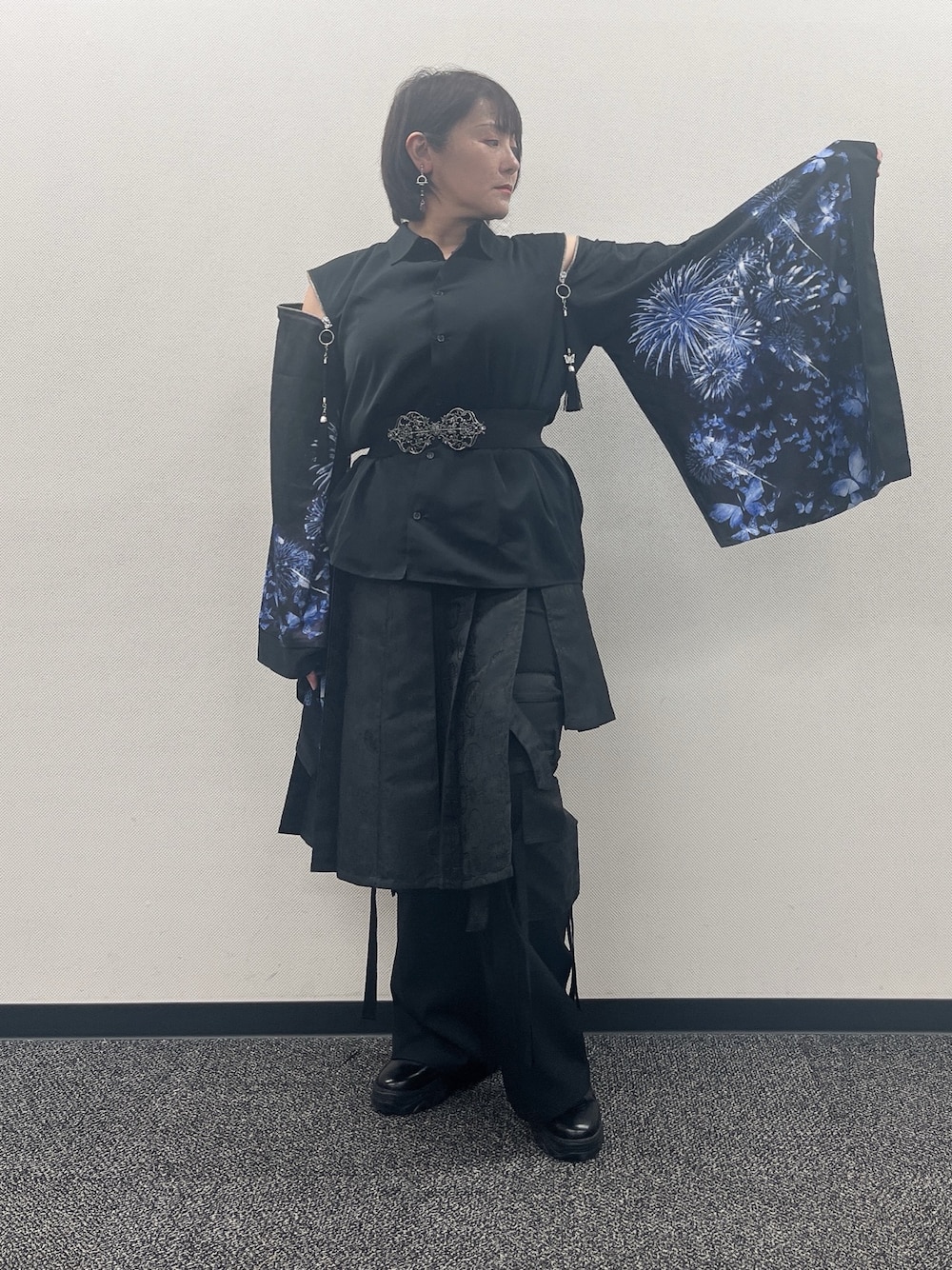「axes femme、REZEN、パンツスタイル、お洒落さんとつながりたい、おでかけコーデ、ブラック、ブラックコーデ、和洋折衷、和洋折衷コーデ、和、和風、巻きスカート、花火、花火柄」｜「axes femmeのチュールハイカットスニーカー（パンプス、ブラック系）」を使った、ジョーさん（レディース・161cm）の夏コーディネートの1枚目の写真