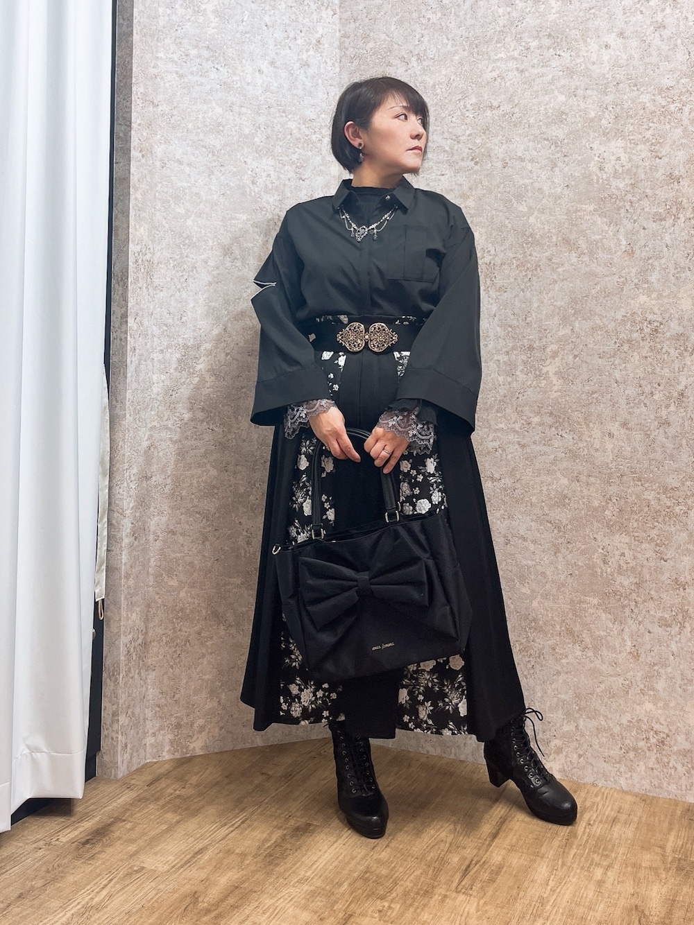 「シャツスタイル、axes femme、大人コーデ、オトナ女子、40代ファッション、ブラック、モノトーン」｜「axes femmeのレディローズネックレス（ネックレス、シルバー系）」を使った、ジョーさん（レディース・161cm）の春コーディネートの1枚目の写真