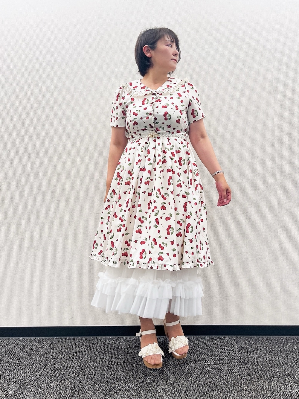 「フリル、お出かけコーデ、ワンピース、休日スタイル、夏コーデ、axes femme、おでかけコーデ、大人可愛い、おしゃれさんと繋がりたい、レース、いいね、save、フォローお願いします🤑、さくらんぼ、さくらんぼ柄」｜「axes femmeのチェリーローズ柄セーラーワンピース（ワンピース、ホワイト系）」を使った、ジョーさん（レディース・161cm）の夏コーディネートの1枚目の写真