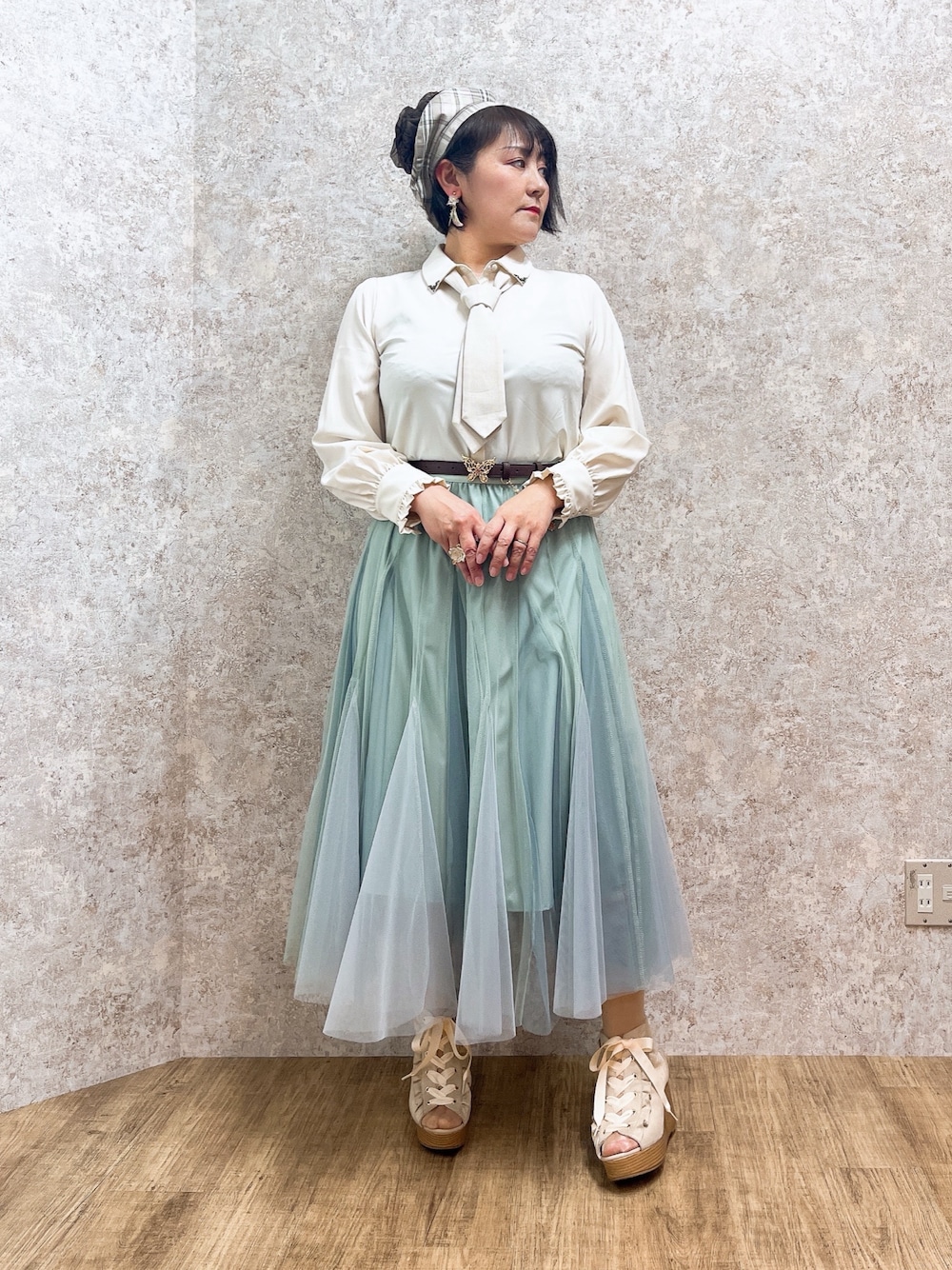 「春色、ネクタイ、春めき満開コーデ、大人カジュアル、axes femme、大人カジュアルコーデ、春服コーデ、お花見コーデ、春服みてみて」｜「axes femmeのレースアップブーサン（サンダル、ベージュ系）」を使った、ジョーさん（レディース・161cm）の春コーディネートの1枚目の写真