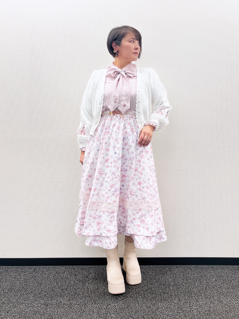 「axes femme、春先取り、おでかけコーデ、春カラー、おしゃれさんと繋がりたい、大人可愛い、休日スタイル、初春コーデ、女子会コーデ、大人かわいい、お出かけコーデ、お洒落さんとつながりたい、桜、桜色、花見」｜「axes femmeのサクラ刺繍リボンブラウス（シャツ/ブラウス、ピンク系）」を使った、ジョーさん（レディース・161cm）の冬コーディネートの1枚目の写真