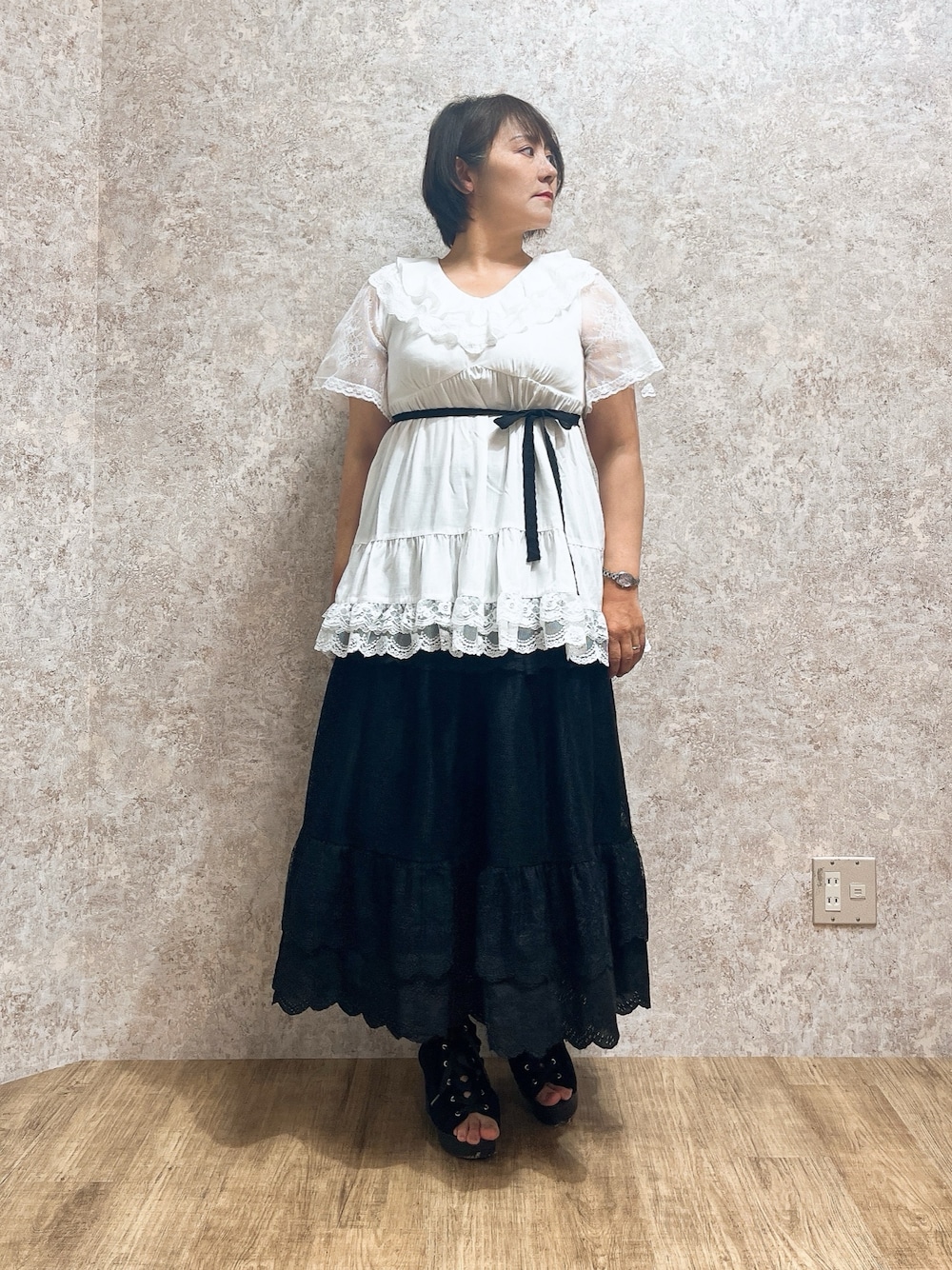 「モノトーン、お出かけコーデ、デートコーデ、axes femme、大人女子、夏服コーデ、ゆるシルエット、スカートスタイル、夏コーデ、きれいめコーディネート」｜「axes femmeのボリュームフリルチュニック（チュニック、ホワイト系）」を使った、ジョーさん（レディース・161cm）の春コーディネートの1枚目の写真
