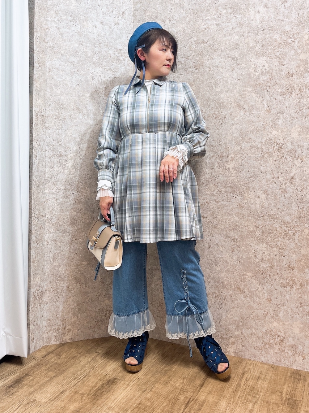 「春色、axes femme、レディースファッション、大人カジュアルコーデ、春服、40代ファッション、パンツスタイル、チェックワンピース」｜「axes femmeのフラワーカラーレースリブプルオーバー（Tシャツ/カットソー、ホワイト系）」を使った、ジョーさん（レディース・161cm）の春コーディネートの1枚目の写真