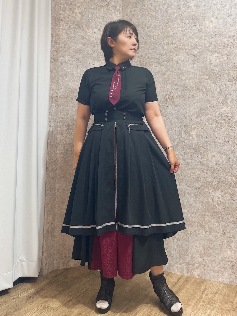 「ブラックコーデ、axes femme、夏服コーデ、夏コーデ、夏服、ネクタイ」｜「axes femmeのフィッシュテール×ジップスカート（スカート、ブラック系）」を使った、ジョーさん（レディース・161cm）の夏コーディネートの1枚目の写真