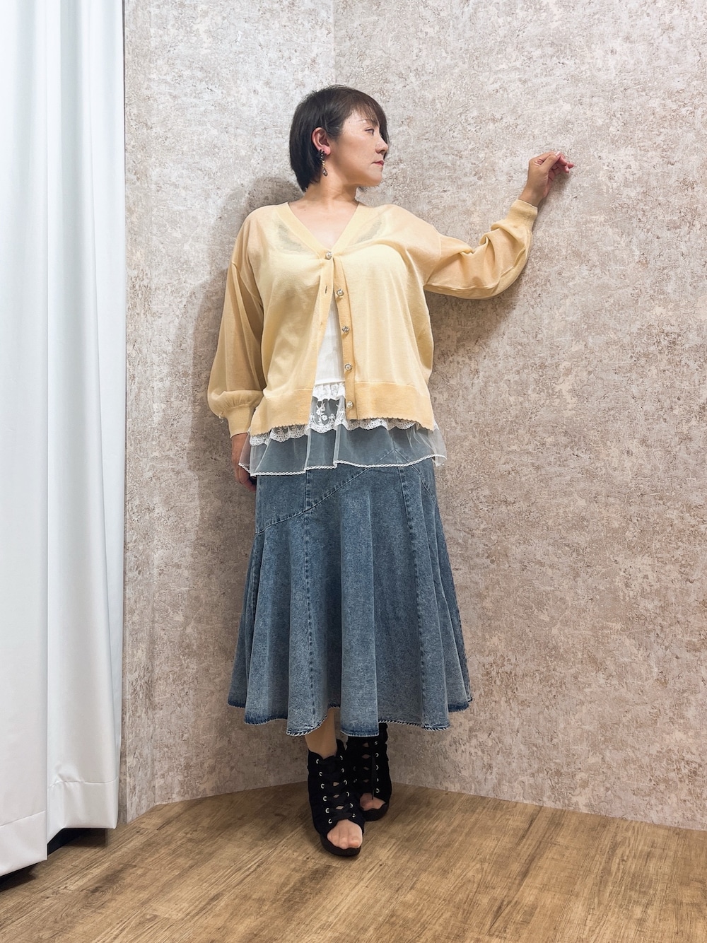 「イエローコーデ、イエロー、シアー、デニムスカート、最近のいい感じコーデ、大人カジュアル、axes femme、デニム、お出かけコーデ、マーメイドスカート、大人女子」｜「axes femmeのレースアップブーサン（サンダル、ブラック系）」を使った、ジョーさん（レディース・161cm）の春コーディネートの1枚目の写真