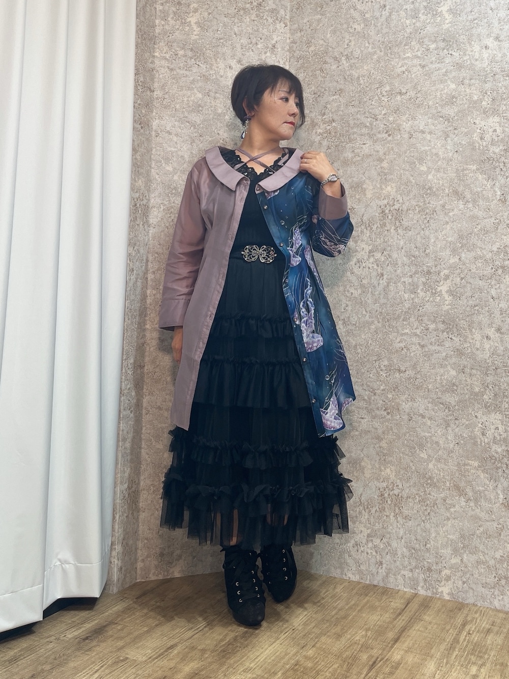 「クラゲ柄、ブラックコーデ、ブラック、シャツスタイル、シャツ好き集まれ、axes femme、おしゃれさんと繋がりたい、キレイめ」｜「axes femmeのフリルチュールティアードスカート（スカート、ブラック系）」を使った、ジョーさん（レディース・161cm）の夏コーディネートの1枚目の写真