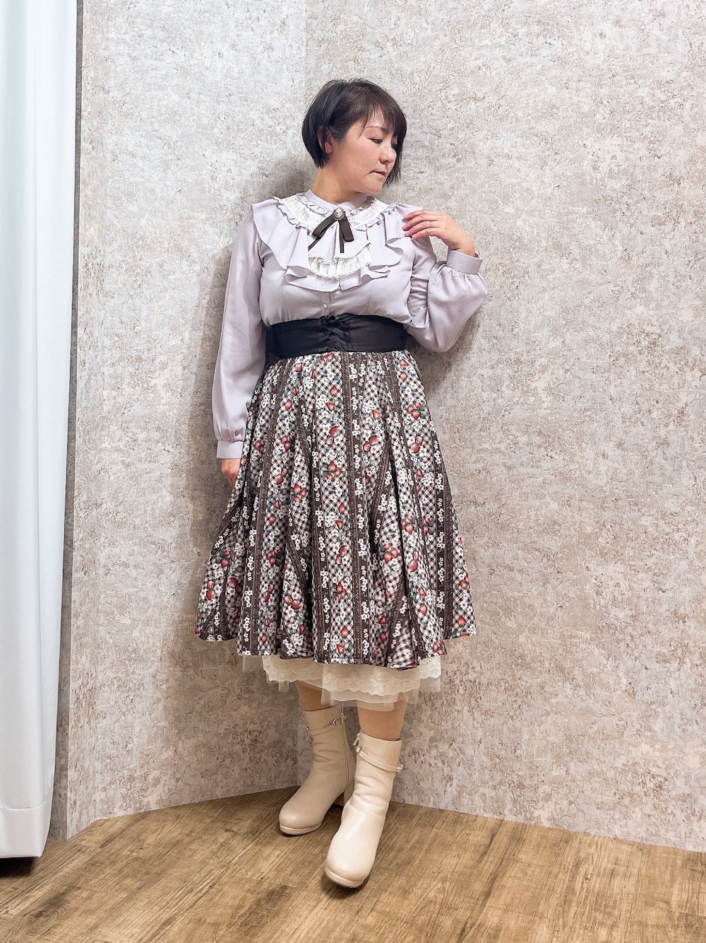 「axes femme、春服コーデ、ブラウス、春、レディースファッション、春カラー」｜「axes femmeのジャボブローチ付きフリルブラウス（シャツ/ブラウス、ピンク系）」を使った、ジョーさん（レディース・161cm）の冬コーディネートの1枚目の写真