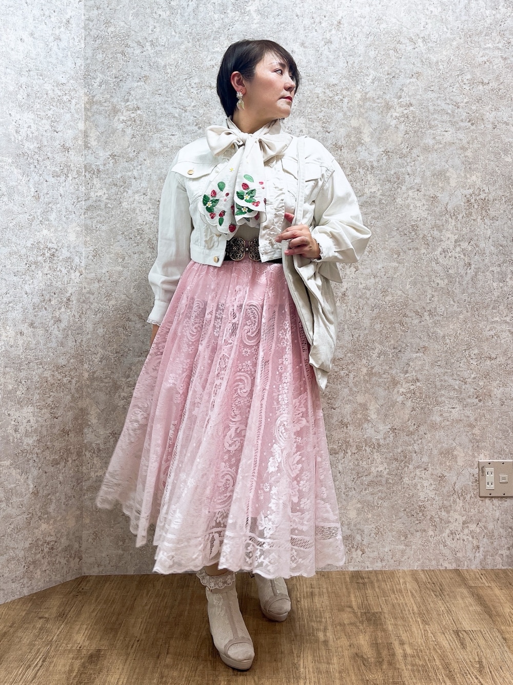 「ジャケット、スカーフ、春色、春めき満開コーデ、大人カジュアル、axes femme、大人カジュアルコーデ、春服コーデ、デニムコーデ、お花見コーデ、春服みてみて」｜「axes femmeのフルーツ刺繍ストール（ストール/ショール、ピンク系）」を使った、ジョーさん（レディース・161cm）の春コーディネートの1枚目の写真