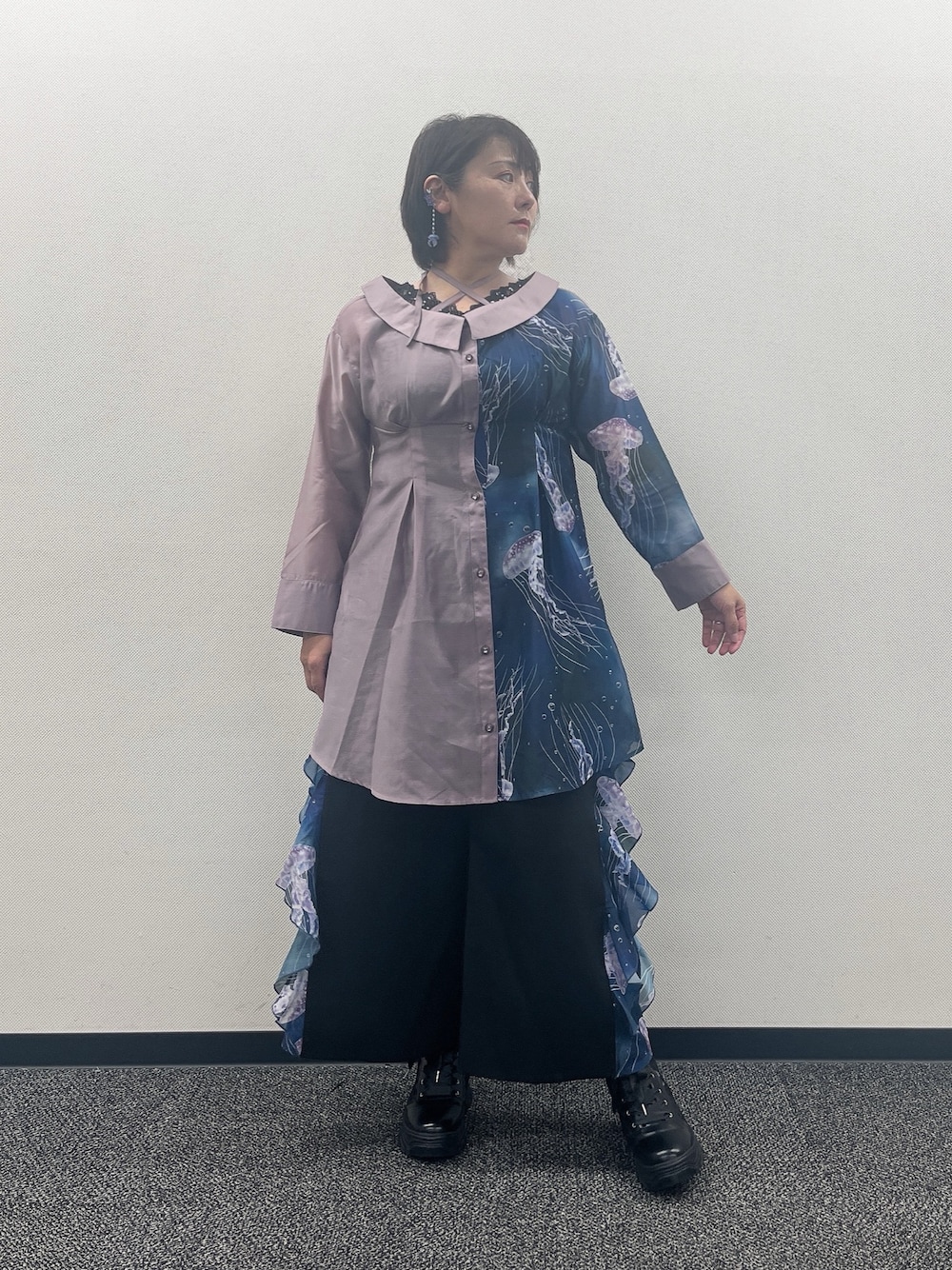 「海月、海、水族館、パンツコーデ、パンツスタイル、タンクトップ、axes femme、axes femme POETIQUE、夏ファッション、大人女子、夏服、キレイめコーデ、おしゃれさんと繋がりたい、シャツ好き集まれ」｜「axes femmeの吸水速乾チュールレースタンク（タンクトップ、ブラック系）」を使った、ジョーさん（レディース・161cm）の夏コーディネートの1枚目の写真