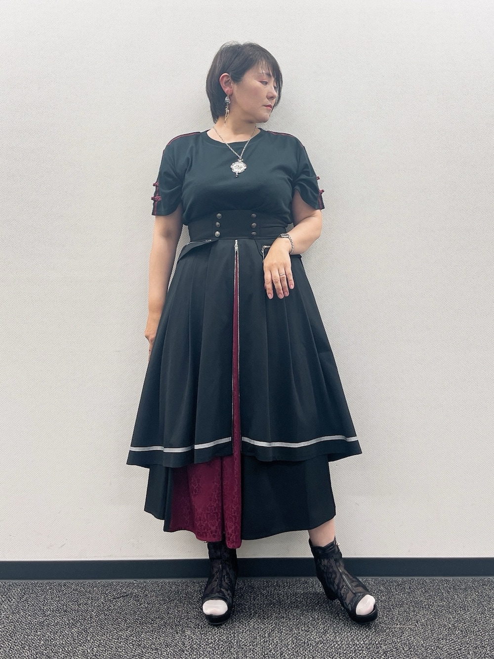 「チャイナ、赤×黒、axes femme、夏服コーデ、夏コーデ、キレイめカジュアル、夏服、Tシャツコーデ、ブラックコーデ、夏だ！Tシャツ着よう！、夏ファッション」｜「axes femmeの海底の羅針盤ネックレス（ネックレス、シルバー系）」を使った、ジョーさん（レディース・161cm）の夏コーディネートの1枚目の写真