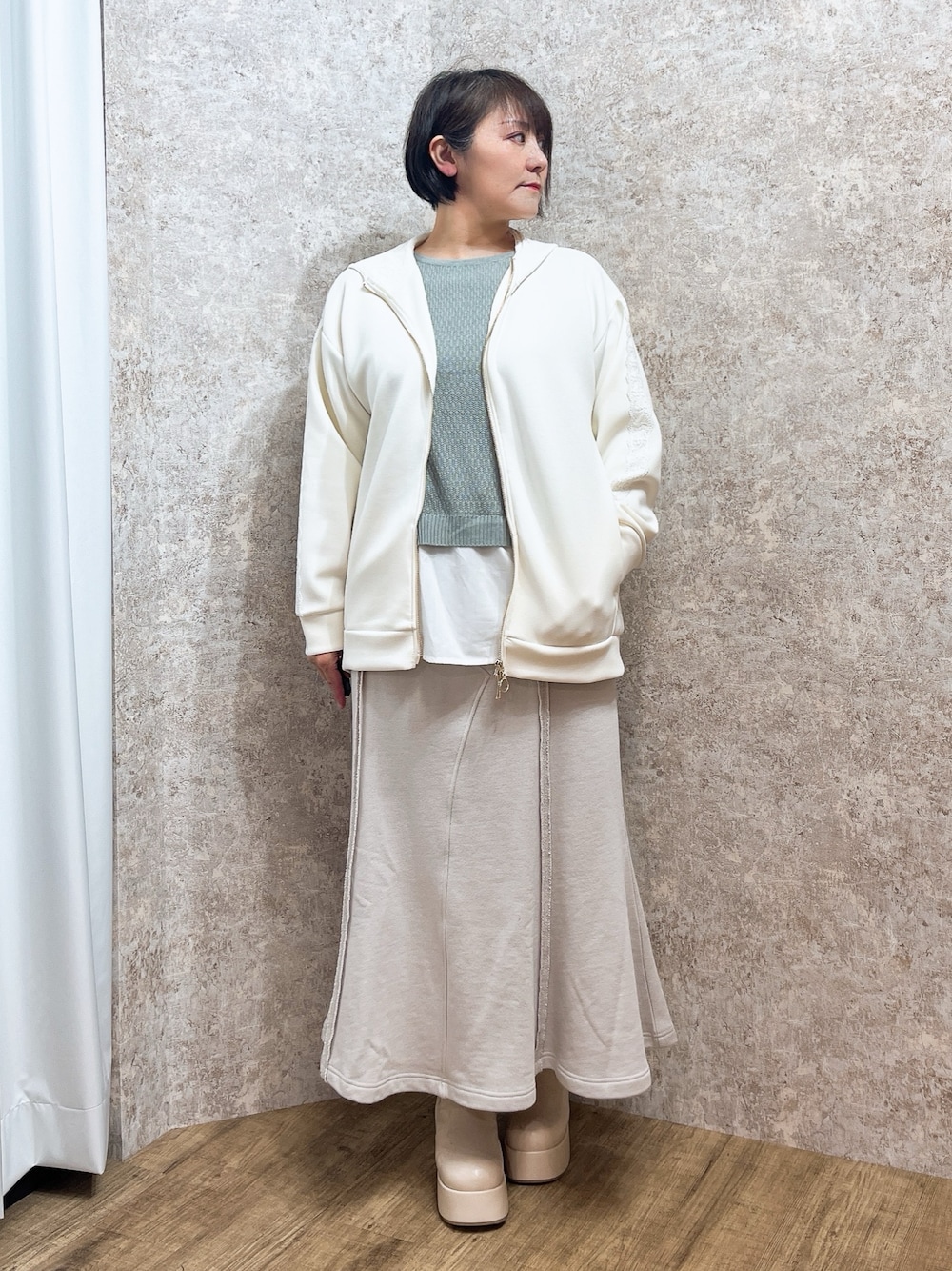 「春色、axes femme、シンプルスタイル、大人カジュアルコーデ、お出かけコーデ、春先取り、春服みてみて、ママファッション、40代ファッション」｜「axes femmeの薔薇エンボス厚底ブーツ（ブーツ、ホワイト系）」を使った、ジョーさん（レディース・161cm）の春コーディネートの1枚目の写真