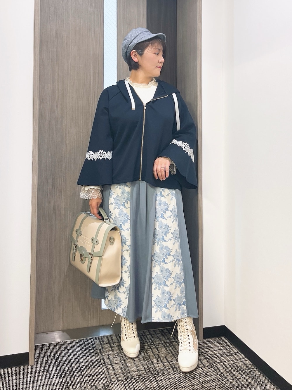 「春色、axes femme、ラクチンコーデ、おしゃれさんと繋がりたい、春服みてみて、はるコーデ、ゆるコーデ、スカートコーデ、お洒落さんとつながりたい」｜「axes femmeのフラワーカラーレースリブプルオーバー（Tシャツ/カットソー、ホワイト系）」を使った、ジョーさん（レディース・161cm）の冬コーディネートの1枚目の写真