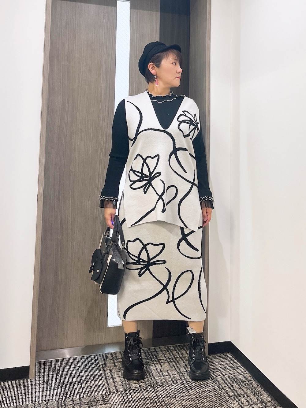 「axes femme、キレイめ、春服、春、ゆるコーデ、リラックススタイル、セットアップ、セットアップスタイル、フラワー柄」｜「axes femmeのフラワーＪＱスカート（スカート、ホワイト系）」を使った、ジョーさん（レディース・161cm）の冬コーディネートの1枚目の写真