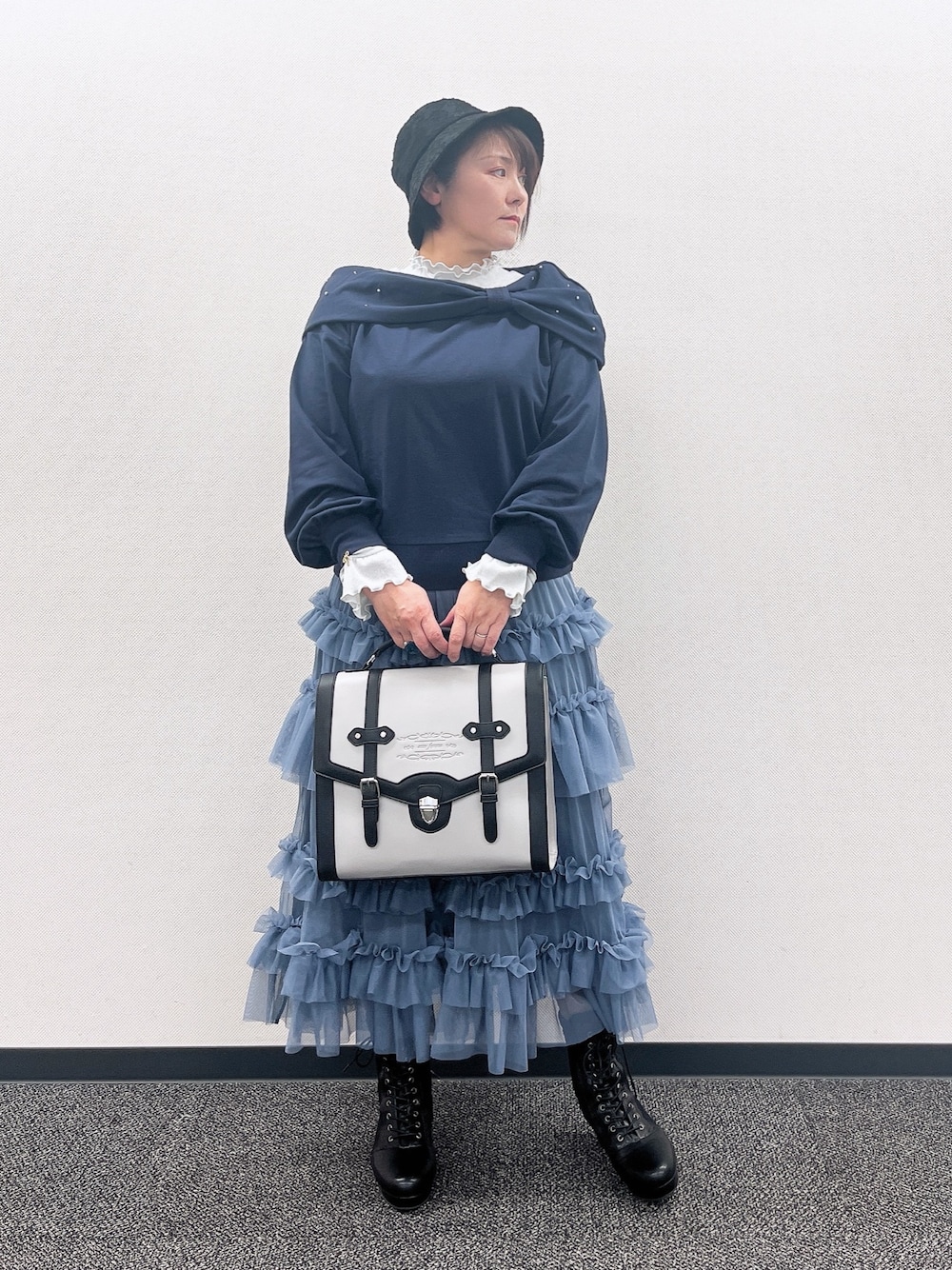 「axes femme、春、休日スタイル、大人女子、お出かけコーデ、ゆったり、ゆったりシルエット、ふんわりスカート、ふんわりフェミニン、リボン」｜「axes femmeのレース切替編み上げブーツ（ブーツ、ブラック系）」を使った、ジョーさん（レディース・161cm）の冬コーディネートの1枚目の写真