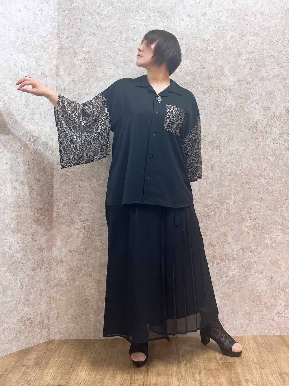 「axes femme、REZEN、大人コーデ、和洋折衷コーデ、ブラック、ブラックコーデ、パンツスタイル、スカートに見えてパンツ」｜「axes femmeの異素材ドッキングラップパンツ（デニムパンツ、ブラック系）」を使った、ジョーさん（レディース・161cm）の春コーディネートの1枚目の写真