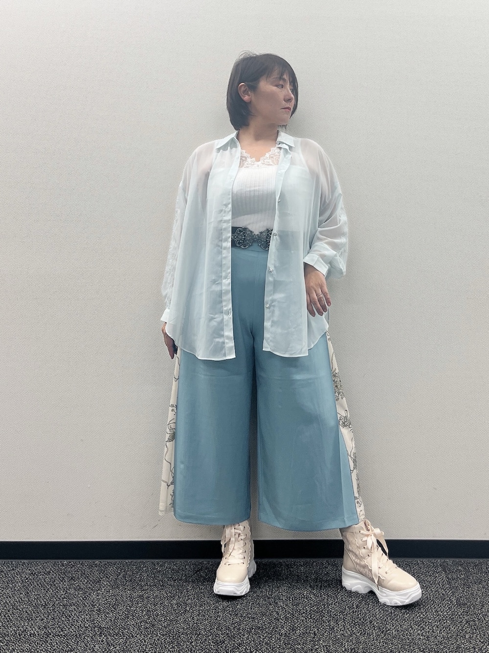 「シアーシャツ、シアー、夏ルックで気分アップ、休日スタイル、axes femme、夏服コーデ、シンプルスタイル、パンツスタイル、大人ファッション、おしゃれさんと繋がりたい、夏ファッション」｜「axes femmeのラメシアーシャツ（シャツ/ブラウス、グリーン系）」を使った、ジョーさん（レディース・161cm）の夏コーディネートの1枚目の写真