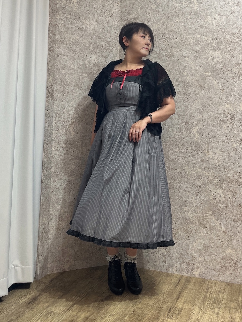 「大人フェミニン、大人ファッション、大人フェミニンコーデ、大人フリル、夏ルックで気分アップ、axes femme、夏コーデ、オトナ女子、大人かわいい、おしゃれさんと繋がりたい、ワンピース」｜「axes femmeのバラ刺繍ギャザーフリルジャンスカ（ワンピース、ブラック系）」を使った、ジョーさん（レディース・161cm）の夏コーディネートの1枚目の写真