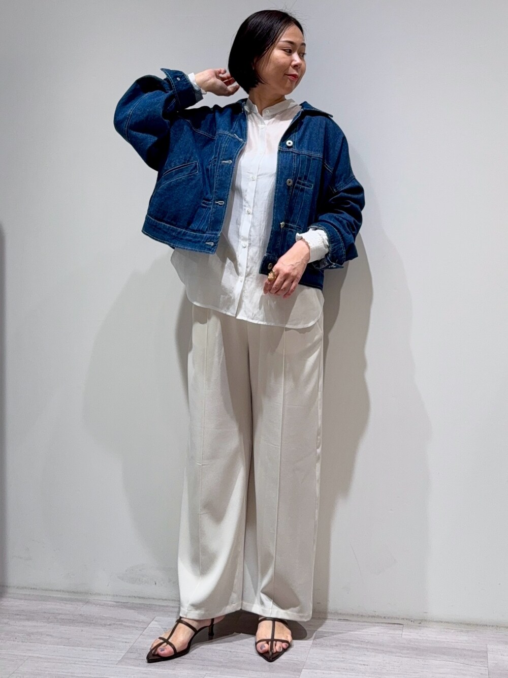 「大人カジュアル、お出かけコーデ、シアートップス、レイヤードスタイル、休日スタイル、春ファッション、デニムジャケット」｜「Jena espace merveilleuxの【-3kg見え／サイズ展開あり／美脚】トロミイージーパンツ（その他パンツ、ホワイト系）」を使った、Mikiさん（骨格ウェーブ・レディース・163cm）の春コーディネートの1枚目の写真