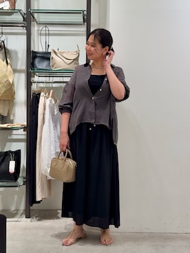 「Jena espace merveilleux(ジェナ エスパスメルヴェイユ)の袖ギャザーガーゼシャツ(Shirts、グレー系)」を使った、Mikiさん(レディース・163cm)の春コーディネート