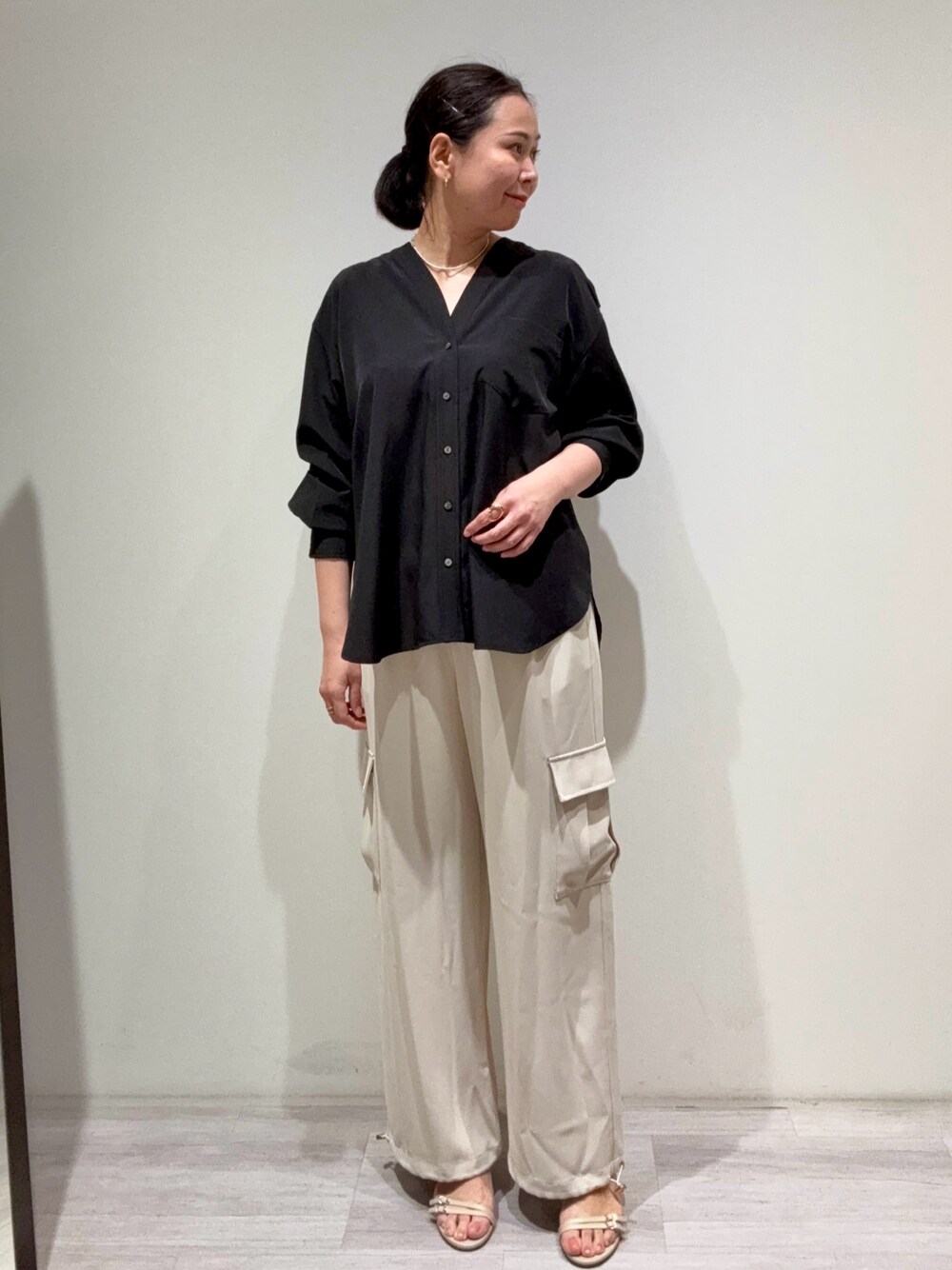 「大人カジュアル、オトナカジュアル、オトナ女子、おとなコーデ、おとなカジュアル」｜「Jena espace merveilleuxの【SNSで話題／しわになりにくい／デコルテすっきり】トロミダブルVシャツ（シャツ/ブラウス、ブラック系）」を使った、Mikiさん（骨格ウェーブ・レディース・163cm）の春コーディネートの1枚目の写真