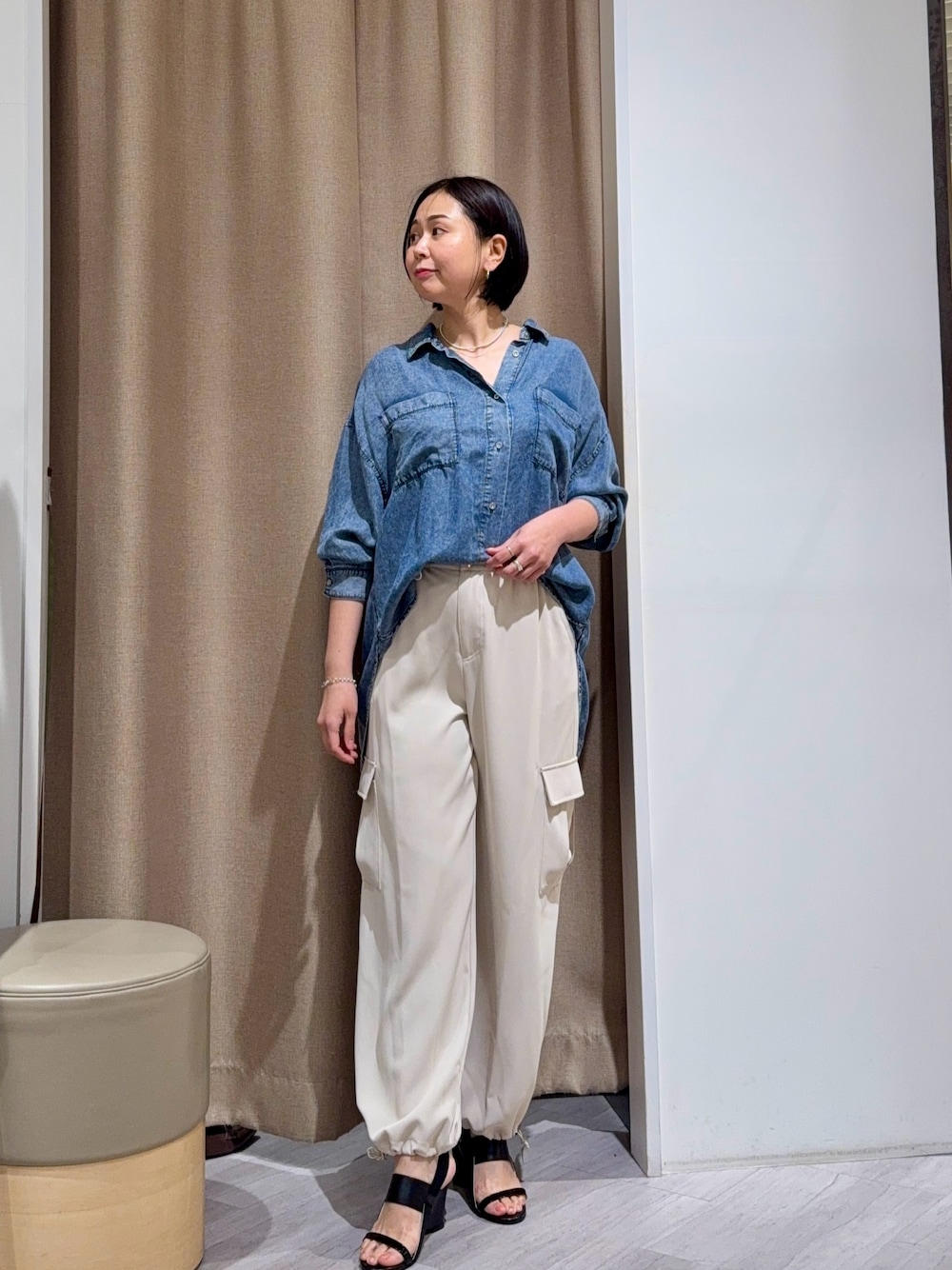 「パラシュートパンツ、デニムシャツ、オトナカジュアル、おとなコーデ、パンツコーデ、大人カジュアルコーデ、メンズライクコーデ」｜「Jena espace merveilleuxの【トロミカーゴパンツ】トロミパラシュートパンツ（その他パンツ、ベージュ系）」を使った、Mikiさん（骨格ウェーブ・レディース・163cm）の春コーディネートの1枚目の写真