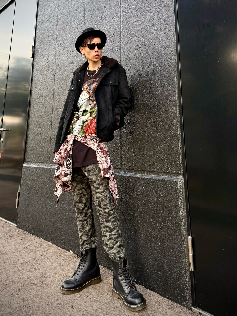 ブラック系のブルゾン、ブラック系のTシャツ/カットソー、レッド系のシャツ/ブラウスを着用したメンズの春コーディネートの1枚目の写真