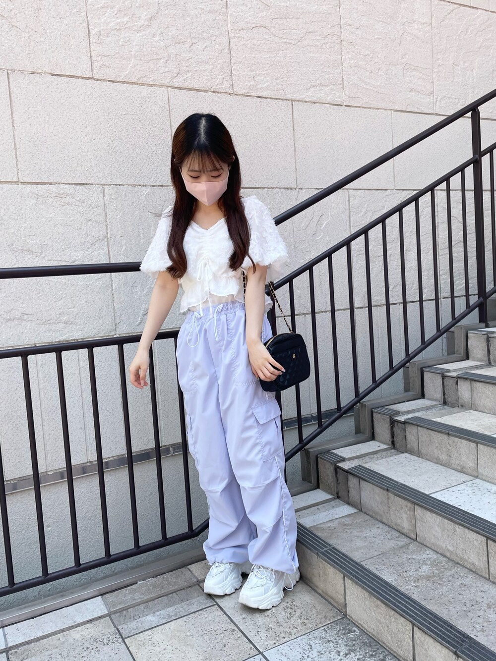 「オリーブ デ オリーブ(OLIVE des OLIVE)、骨格ウェーブ、低身長、ブラウス、カーゴパンツ、夏コーデ、スニーカー、初夏コーデ、カジュアルコーデ、きれいめカジュアル、ラクチンコーデ、休日コーデ、韓国ファッション、パステルカラー、ホワイト」｜「OLIVE des OLIVEの胸くしゅバルーンブラウス（シャツ/ブラウス、ホワイト系）」を使った、yuriさん（レディース・152cm）の夏コーディネートの1枚目の写真
