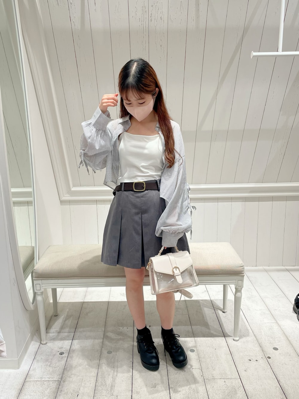 「オリーブ デ オリーブ(OLIVE des OLIVE)、骨格ウェーブ、低身長、シャツ、スカート、肩あき、シャツスタイル、プリーツスカート、初夏コーデ、夏コーデ、カジュアルガーリー、低身長コーデ、春夏コーデ、シアーシャツ、きれいめカジュアル」｜「OLIVE des OLIVEのクロップドシャツ×キャミセット（シャツ/ブラウス、ブラック系）」を使った、yuriさん（レディース・152cm）の夏コーディネートの1枚目の写真