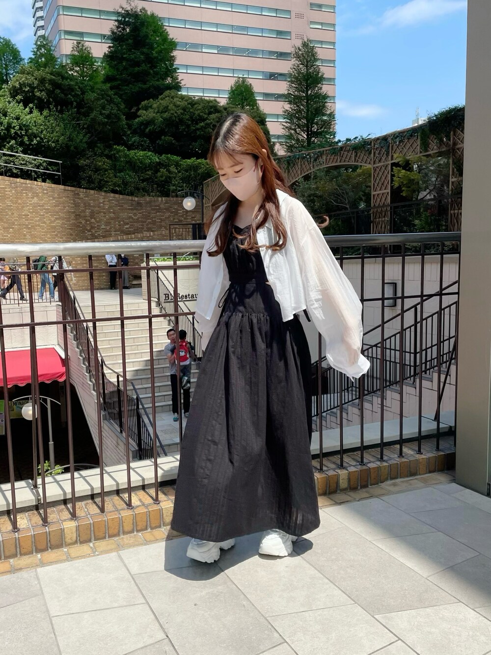 「オリーブ デ オリーブ(OLIVE des OLIVE)、骨格ウェーブ、低身長、ワンピース、シャツ、キャミワンピ、キャミワンピース、春コーデ、春夏コーデ、お出かけコーデ、シンプル、夏コーデ、カジュアルガーリー、休日スタイル、スニーカー」｜「OLIVE des OLIVEのダブルフロントクロップドシャツ（シャツ/ブラウス、ホワイト系）」を使った、yuriさん（レディース・152cm）の春コーディネートの1枚目の写真