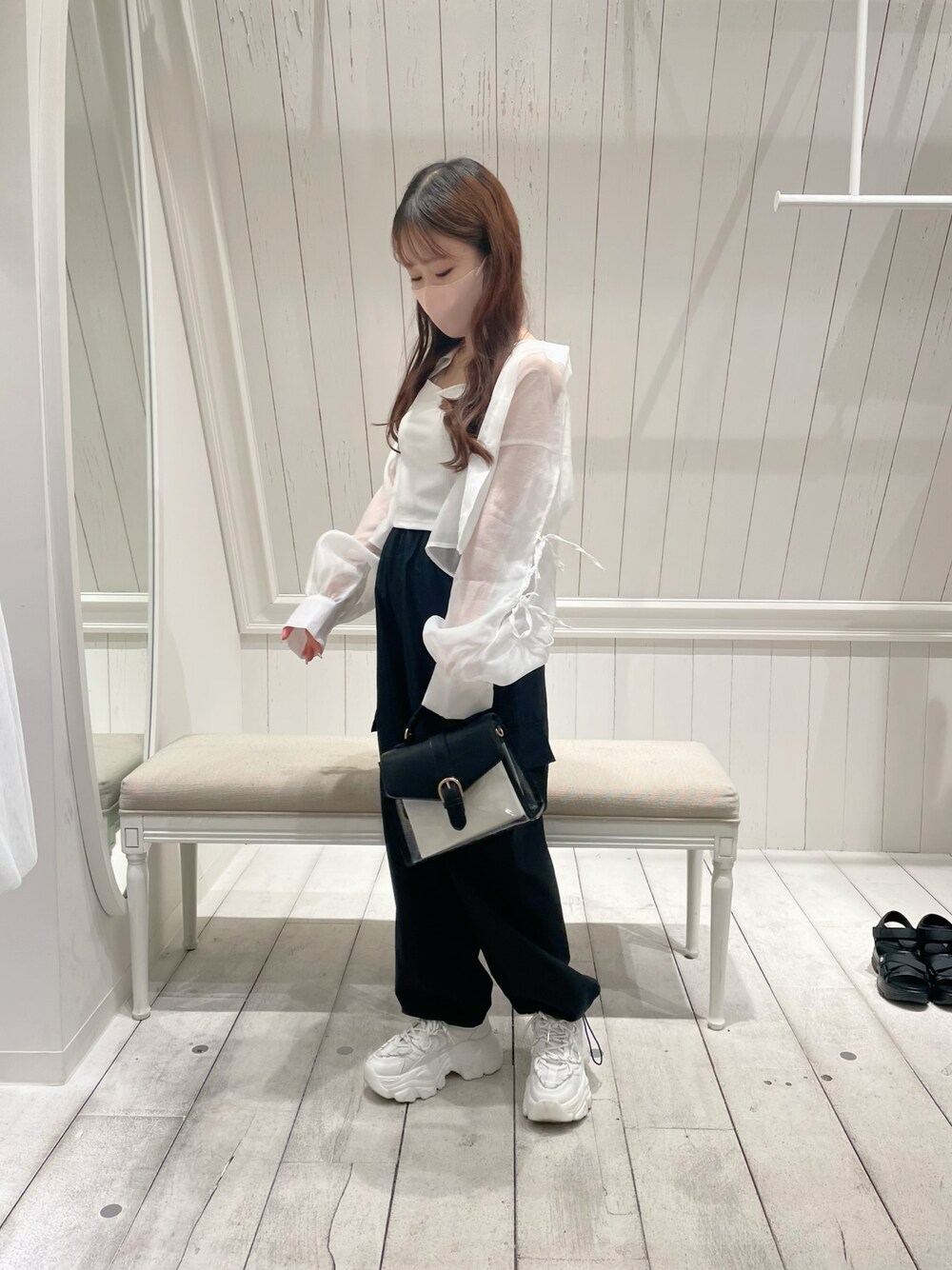 「オリーブ デ オリーブ(OLIVE des OLIVE)、低身長、骨格ウェーブ、カーゴパンツ、シャツスタイル、シャツ、夏コーデ、初夏コーデ、シャツコーデ、スニーカー、韓国ファッション、カジュアルコーデ、カジュアル、ブラック、モノトーン」｜「OLIVE des OLIVEのクロップドシャツ×キャミセット（シャツ/ブラウス、ホワイト系）」を使った、yuriさん（レディース・152cm）の春コーディネートの1枚目の写真
