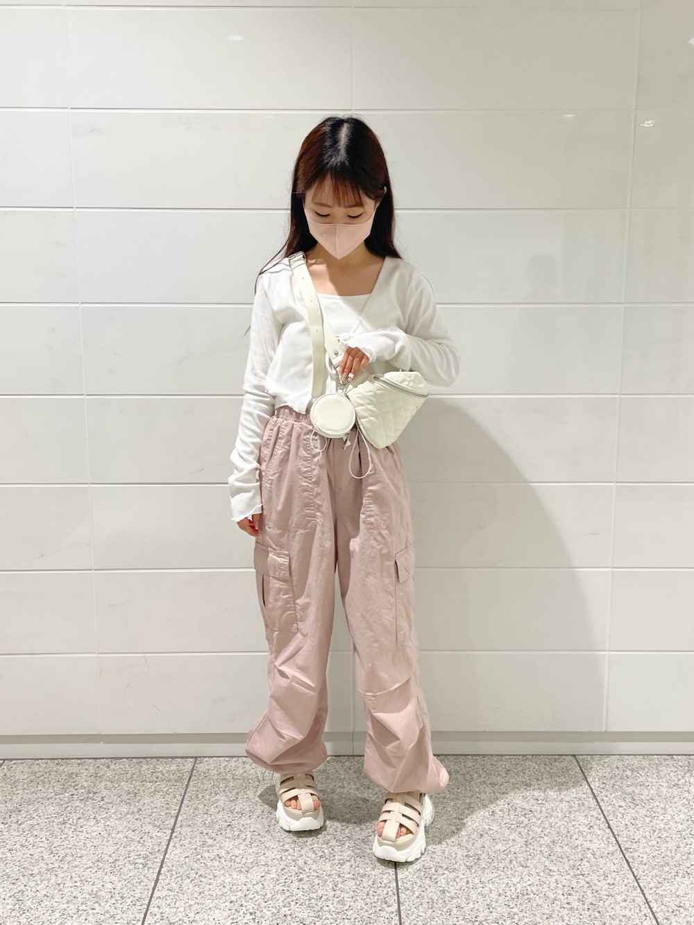 「オリーブ デ オリーブ(OLIVE des OLIVE)、骨格ウェーブ、低身長、カーゴパンツ、スポーツサンダル、ピンク、ホワイトコーデ、韓国ファッション、カジュアル、カジュアルガーリー、休日スタイル、きれいめカジュアル、ガーリーコーデ、楽チンコーデ、淡色女子」｜「OLIVE des OLIVEのキャミ×ボレロセット（アンサンブル、ホワイト系）」を使った、yuriさん（レディース・152cm）の春コーディネートの1枚目の写真