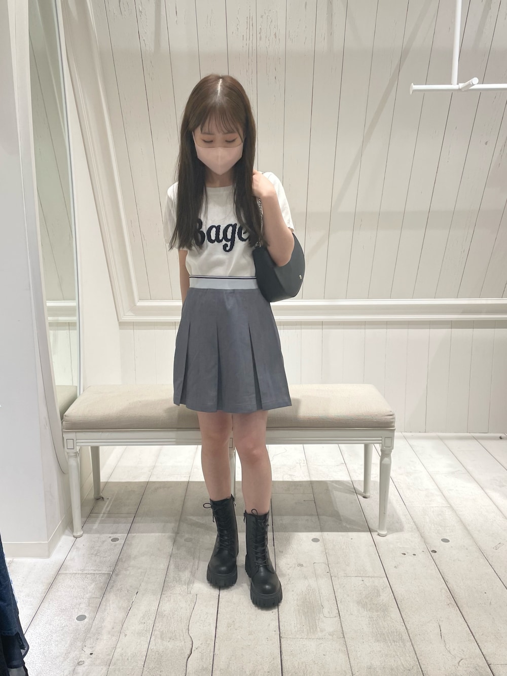 「オリーブ デ オリーブ(OLIVE des OLIVE)、骨格ウェーブ、低身長、スカート、ショートブーツ、夏服、秋服、ニット、プリーツスカート、カジュアルコーデ、カジュアル、休日スタイル、お出かけコーデ、低身長コーデ、初秋コーデ」｜「OLIVE des OLIVEのチェーンハンドル付きホーボーバッグ　1031120220（ショルダーバッグ、ブラック系）」を使った、yuriさん（レディース・152cm）の夏コーディネートの1枚目の写真