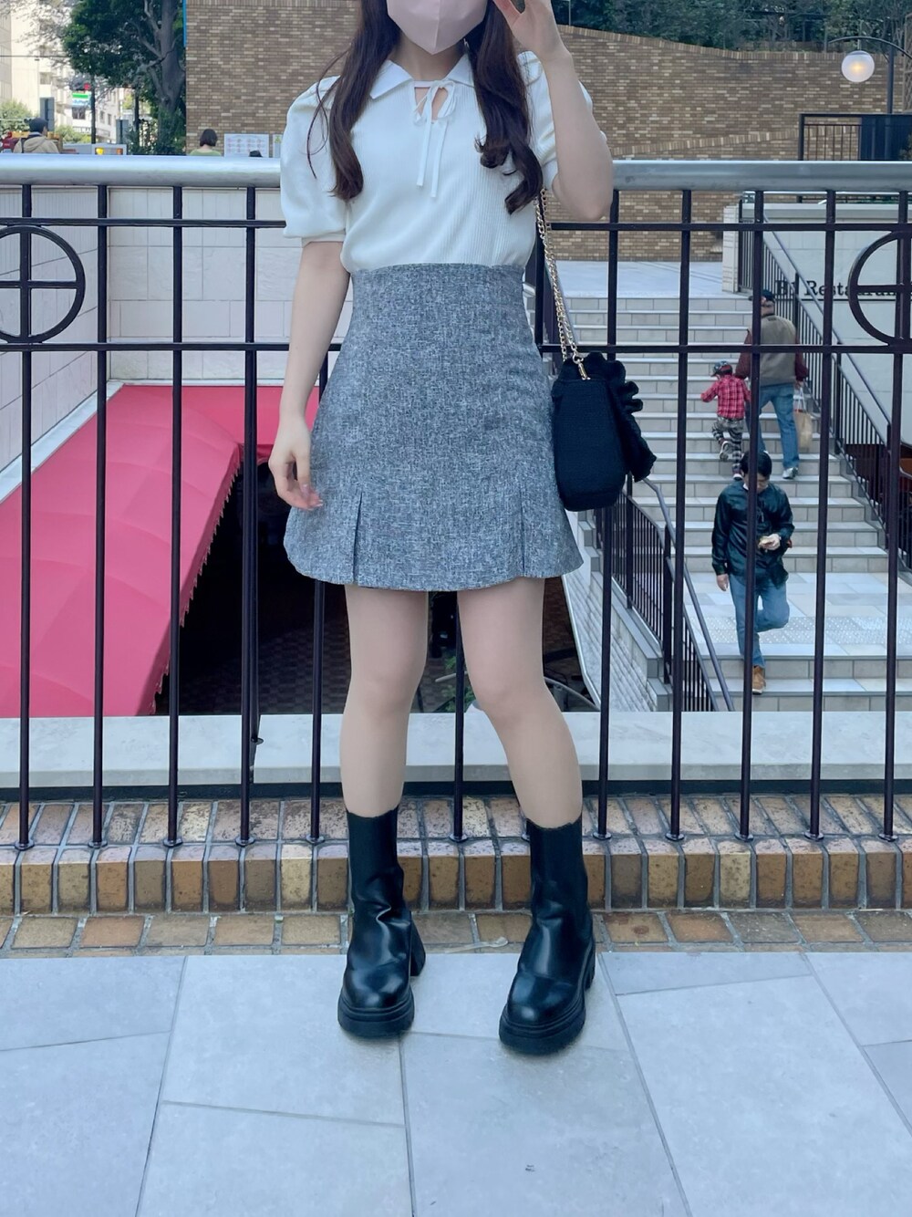 「オリーブ デ オリーブ(OLIVE des OLIVE)、低身長、骨格ウェーブ、春コーデ、春服デビュー宣言、春服、ガーリー、モノトーン、プリーツスカート、カジュアルガーリー、シンプルコーデ、お出かけコーデ、モノトーンコーデ、大人ガーリー」｜「OLIVE des OLIVEの白衿半袖プルオーバー（Tシャツ/カットソー、ホワイト系）」を使った、yuriさん（レディース・152cm）の春コーディネートの1枚目の写真