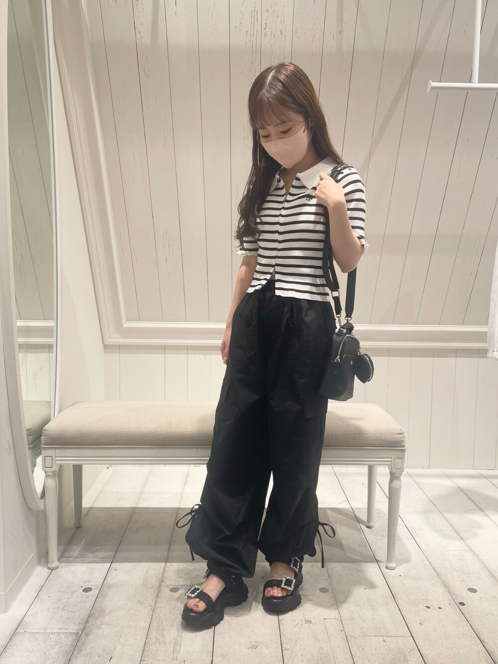 「オリーブ デ オリーブ(OLIVE des OLIVE)、骨格ウェーブ、低身長、夏コーデ、ボーダー、カーゴパンツ、カジュアルコーデ、カジュアル、モノトーン、ブラック、モノトーンコーデ、リラックススタイル、着回しコーデ、パンツスタイル、休日スタイル」｜「OLIVE des OLIVEのダブルジップリブ衿トップス　1032050180（ニット/セーター、ブラック系）」を使った、yuriさん（レディース・152cm）の夏コーディネートの1枚目の写真