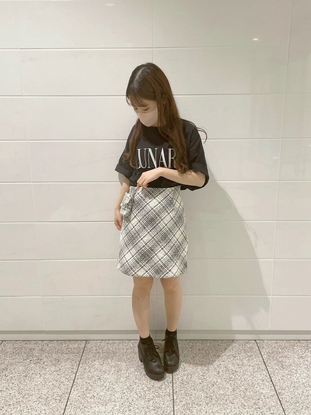 「オリーブ デ オリーブ(OLIVE des OLIVE)、骨格ウェーブ、低身長、春夏コーデ、夏コーデ、Tシャツ、スカート、ゆるコーデ、モノトーン、きれいめカジュアル、カジュアルガーリー、お出かけコーデ、春服コーデ、ゆったりコーデ、春服」｜「OLIVE des OLIVEのカラフルTシャツ（Tシャツ/カットソー、ブラック系）」を使った、yuriさん（レディース・152cm）の春コーディネートの1枚目の写真