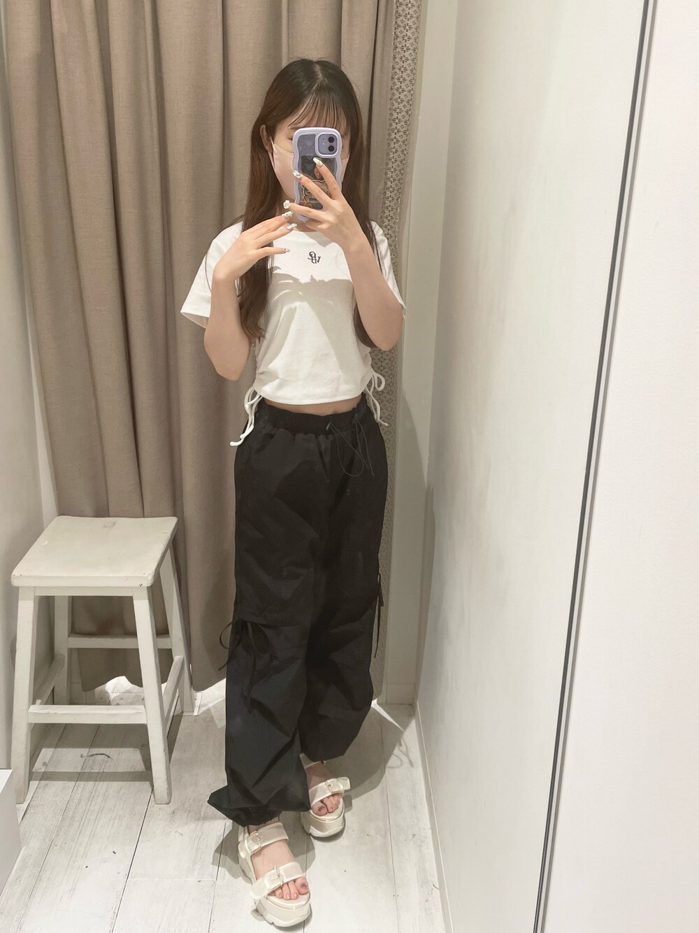 「オリーブ デ オリーブ(OLIVE des OLIVE)、骨格ウェーブ、低身長、夏コーデ、カーゴパンツ、Tシャツ、モノトーン、シンプル、カジュアル、休日コーデ、ゆるコーデ、ブラック、韓国ファッション、ホワイト、キレイめカジュアル」｜「OLIVE des OLIVEの裾ドロストTシャツ　1032060020（Tシャツ/カットソー、ホワイト系）」を使った、yuriさん（レディース・152cm）の夏コーディネートの1枚目の写真