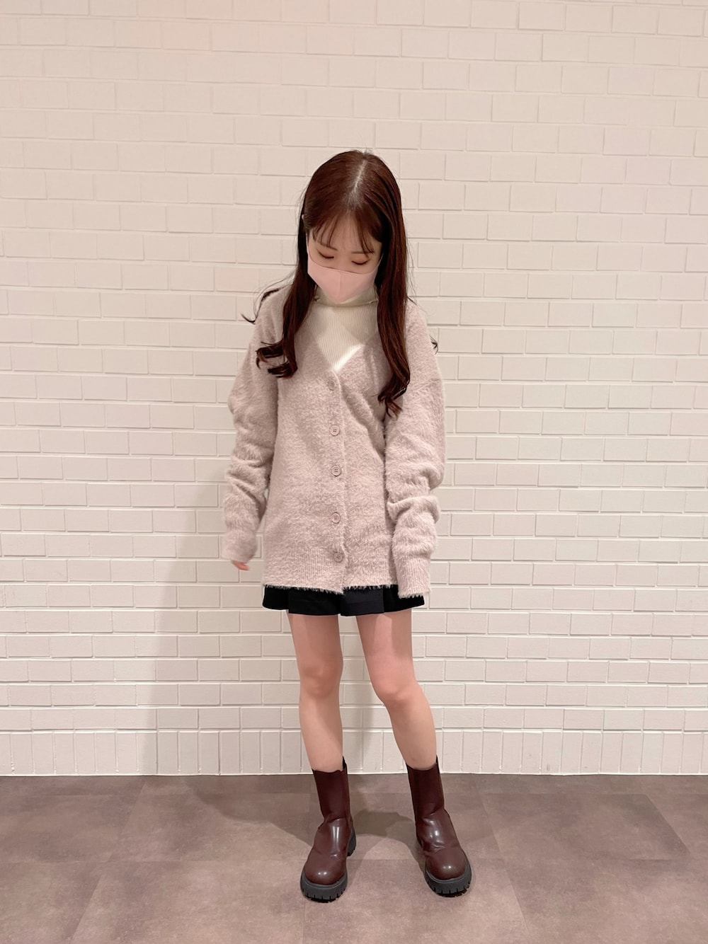 「OLIVE des OLIVE、骨格ウェーブ、低身長、秋冬コーデ、カーディガン、ビックシルエット、シャギーカーディガン、冬コーデ、タートルネック、淡色コーデ、ブーツ、カジュアルガーリー、プチプラコーデ、秋コーデ、ニット」｜「OLIVE des OLIVEの着まわしリブタートルニット（ニット/セーター、ホワイト系）」を使った、yuriさん（レディース・152cm）の秋コーディネートの1枚目の写真